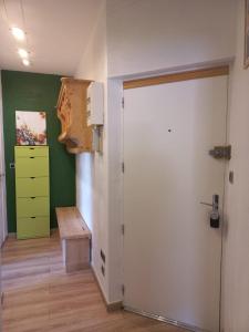 une chambre avec une porte, un bureau et un tiroir dans l'établissement Nid douillet 2ou4 p à St Pierre de Chartreuse, à Saint-Pierre-de-Chartreuse