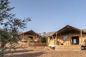 una casa en construcción en el desierto en Monte Flora Farmhouse, en Sardoa