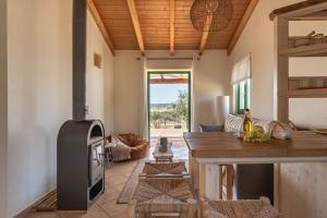 ein Wohnzimmer mit einem Kamin und einem Tisch in der Unterkunft Monte Flora Farmhouse in Sardoa