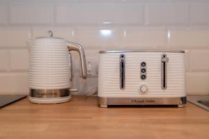 a toaster and a toaster on a kitchen counter at Gest in Mellieħa