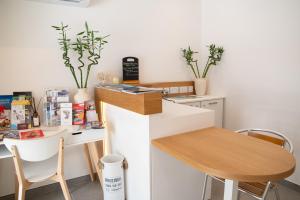 a small kitchen with a small table and chairs at Gest in Mellieħa