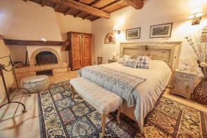 een slaapkamer met een groot bed en een open haard bij Casale Alessandri in Massa Martana
