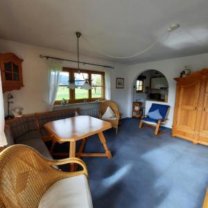 Posezení v ubytování Ferienwohnung Hörnerblick 32