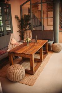 un tavolino in legno in soggiorno di Mellow Ladies Hostel a Varkala