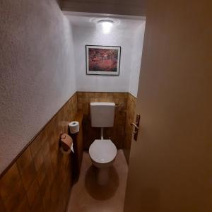 ゾントホーフェンにあるFerienwohnung Juleのバスルーム(トイレ付)が備わります。壁に絵が描かれています。 +7枚の写真