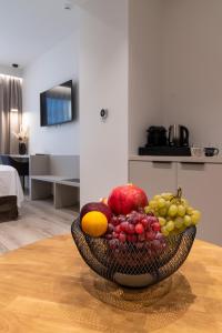 un bol de fruta en una mesa en una habitación en Nicolas Centrale-Smart City Suites en Igoumenitsa