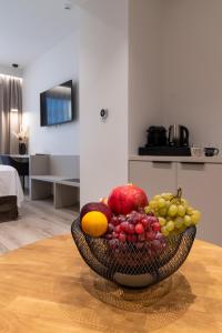 un bol de fruta en una mesa en una habitación en Nicolas Centrale-Smart City Suites, en Igoumenitsa