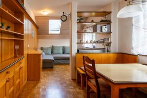 een woonkamer met een tafel en een bank bij Apartment Alpinea in Bohinj