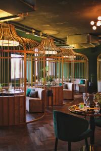 ein Restaurant mit einer Menge Käfigen in einem Raum in der Unterkunft Havendijk Hotel in Schiedam