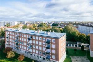een appartementencomplex in een stad met bomen en gebouwen bij Horizon de Troyes - 3 chambres TV - Parking Privé in Troyes