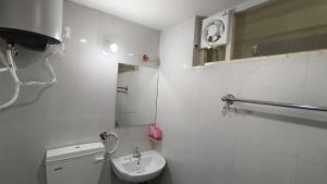 een witte badkamer met een toilet en een wastafel bij Sukoon The Legacy in Ujjain