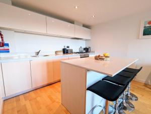 Kuchyň nebo kuchyňský kout v ubytování Apartment 100m from Fistral Beach- Underground Parking-Surf Shower & Locker- Sleeps 6