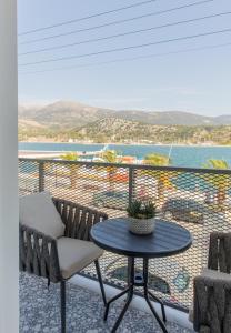 balcone con tavolo e vista sull'oceano di Chelmis Sea Front Apartments - Atlantis ad Argostoli