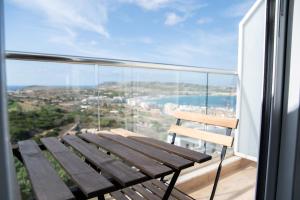 a wooden bench sitting on top of a balcony at Gest in Mellieħa