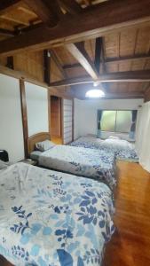 una camera con due letti con lenzuola blu e bianche di Whole house rental inn Horizon line - Vacation STAY 18087v a Yakushima
