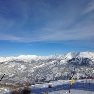 a view of a snowy mountain range with snow covered mountains at Studio au cœur du Sauze - La grande Chaume in Enchastrayes