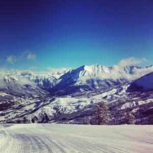 a snow covered mountain range with snow covered mountains at Studio au cœur du Sauze - La grande Chaume in Enchastrayes