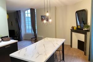 a kitchen with a marble table and a mirror at Cœur de Ville Idéal et charmant 4 pers in Clermont-Ferrand +4 photos