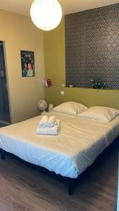 a bedroom with a bed with two towels on it at Cœur de Ville Idéal et charmant 4 pers in Clermont-Ferrand
