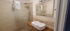 Un baño con lavabo blanco y ducha. en Agriturismo Villa Sardini, en Lucca 55 fotos más
