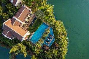 - une vue aérienne sur une piscine au milieu de l'eau dans l'établissement Koi Resort & Spa Hoi An, à Hội An