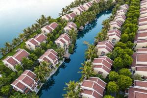 una vista aerea di un resort con palme e acqua di Koi Resort & Spa Hoi An a Hoi An