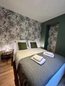 - une chambre avec un lit et 2 serviettes dans l'établissement Limoges Sud-LesCinqSuites-L'Eden - DABNB, à Limoges