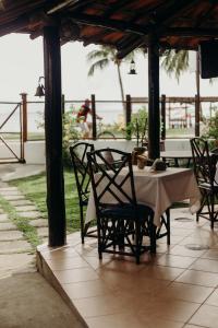 uma mesa e cadeiras sentadas sob um pavilhão em Pousada Nel Blu em Itaparica Town