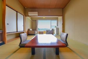 Vista generica sul mare o vista sul mare dall'interno del ryokan