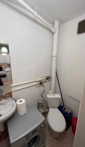 a bathroom with a toilet and a sink at Мила квартира з прекрасним розміщенням in Wrocław