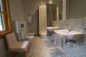 ein Badezimmer mit zwei Waschbecken, einem WC und einer Dusche in der Unterkunft Haus Tanegg in Innsbruck