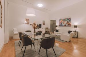 - un salon avec une table et des chaises en verre dans l'établissement Tergesteo Adriatic Suite, à Trieste