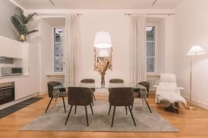 une salle à manger avec une table et des chaises en verre dans l'établissement Tergesteo Adriatic Suite, à Trieste