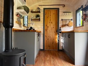 O bucătărie sau chicinetă la Modern Shepherd's Hut Retreat for 2, Dog Friendly