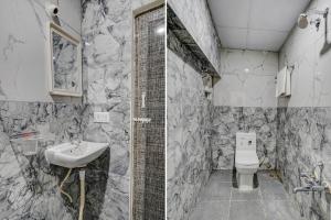 バンガロールにあるFabHotel Ivory Pearlの洗面台とトイレ付きのバスルームの写真2枚