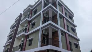 un edificio con balcones en un lateral en Shiv Shakti Homestay en Ujjain