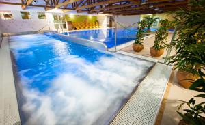 une piscine avec des nuages peints sur elle dans l'établissement Hotel Flóra, à Trenčianske Teplice