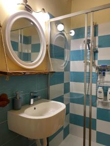 蘇比亞諾的住宿－Alloro, accogliente monolocale a Val di Nima, Arezzo，一间带水槽和镜子的浴室