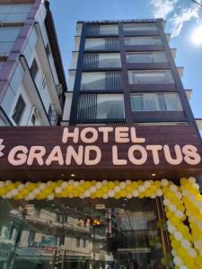 un cartello di Londra con palloncini gialli e bianchi di Hotel Grand Lotus Dimapur a Dimāpur