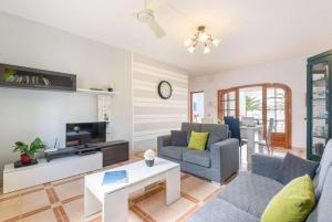 uma sala de estar com um sofá e uma mesa em Villa Mar Azul em Arenal d'en Castell