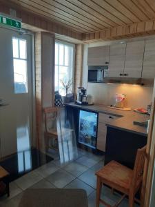 a kitchen with a counter and a counter top at Sininen Hetki Bed& Breakfast majoitus meren äärellä in Kaskö