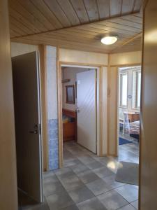 einen Flur mit einer Tür, die in ein Zimmer führt in der Unterkunft Sininen Hetki Bed& Breakfast majoitus meren äärellä in Kaskö