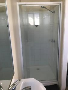 Et badeværelse på Australian Hotel Winton Cabins
