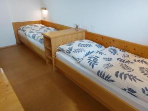 1 dormitorio con 2 camas y almohadas azules y blancas en Apartments Amelie Kaunerberg -1-, en Kaunerberg