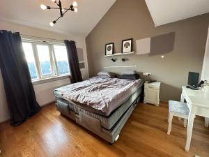 1 dormitorio con cama, escritorio y lavamanos en Spacious and Family Friendly 4brd house in Hafnarfjörður, en Hafnarfjördur