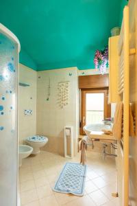 łazienka z wanną, umywalką i toaletą w obiekcie La Cà del Picia w mieście Garda
