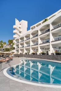 vistas a un gran edificio de apartamentos con piscina en Apartamentos Altair, en Puerto Rico de Gran Canaria