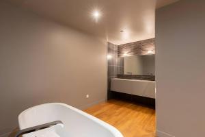 Kúpeľňa v ubytovaní Villa Isaac - Luxueuse - Parking - 16p - Rêve au Mans + 27 fotografií