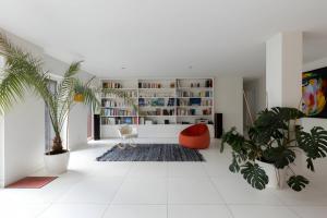 a living room with white floors and white walls at Villa Isaac - Luxueuse - Parking - 16p - Rêve au Mans in Le Mans