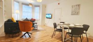 A seating area at Brompton Apartment in Kensington